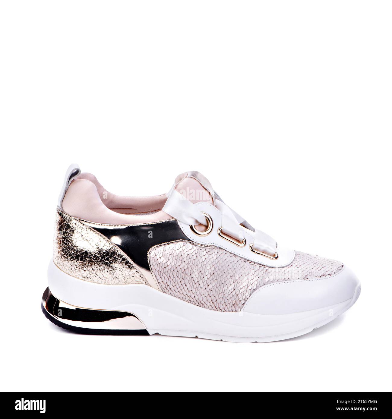 Vue latérale de sneaker féminine glamour avec paillettes, semelle blanche, inserts métalliques, et lacets de satin blanc isolé sur un fond blanc avec cop Banque D'Images