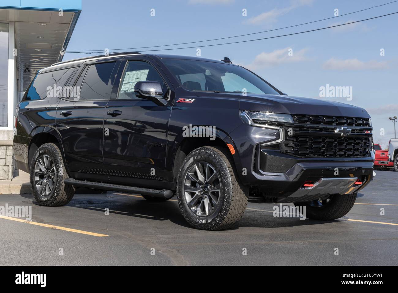 Pi. Wayne - 7 novembre 2023 : Chevrolet Tahoe 4WD Z71 exposition dans un concessionnaire. Chevrolet propose le Tahoe en modèles LS, LT, RST et Premier. Banque D'Images