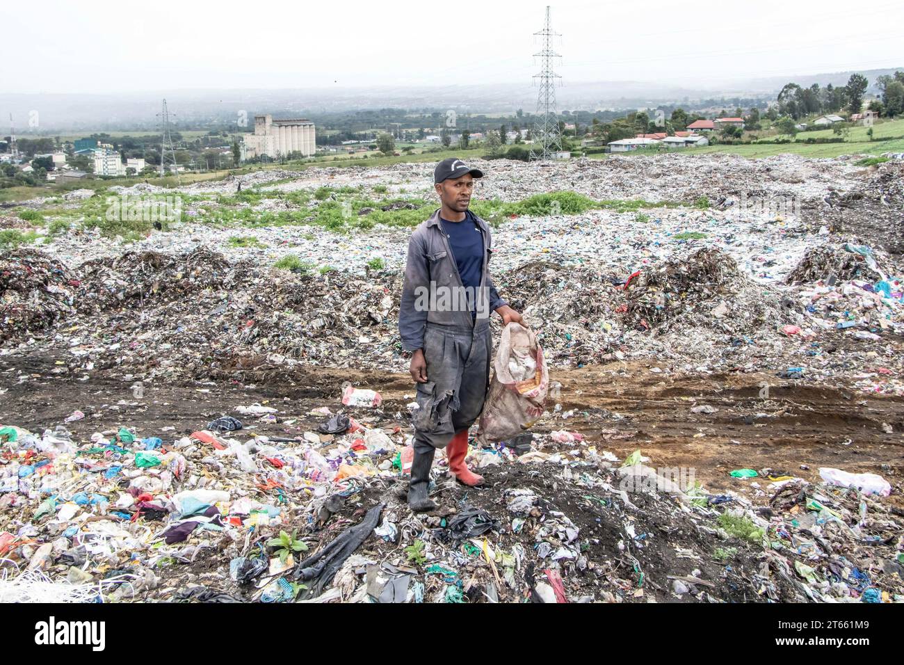 Paul Wanja, un membre de Nakuru Waste Pickers Association, se tient debout sur les ordures du site de décharge de Gioto. Le Comité intergouvernemental de négociation (CNI3) se réunira la semaine prochaine à Nairobi, au Kenya, pour le troisième cycle de discussions afin de formuler les détails d’un traité international juridiquement contraignant sur les plastiques visant à lutter contre la pollution plastique. BreakFreeFromPlastic (BFFP), une organisation environnementale, est à l’avant-garde du plaidoyer, poussant à une transition juste vers des moyens de subsistance sûrs et durables pour les travailleurs et les communautés impliqués dans la chaîne d’approvisionnement en plastique, y compris ceux qui sont dans les déchets informels Banque D'Images