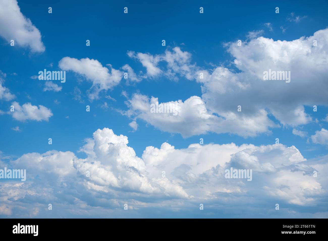 ciel bleu avec nuages blancs, paysage de ciel, nuages éclairés par le soleil Banque D'Images