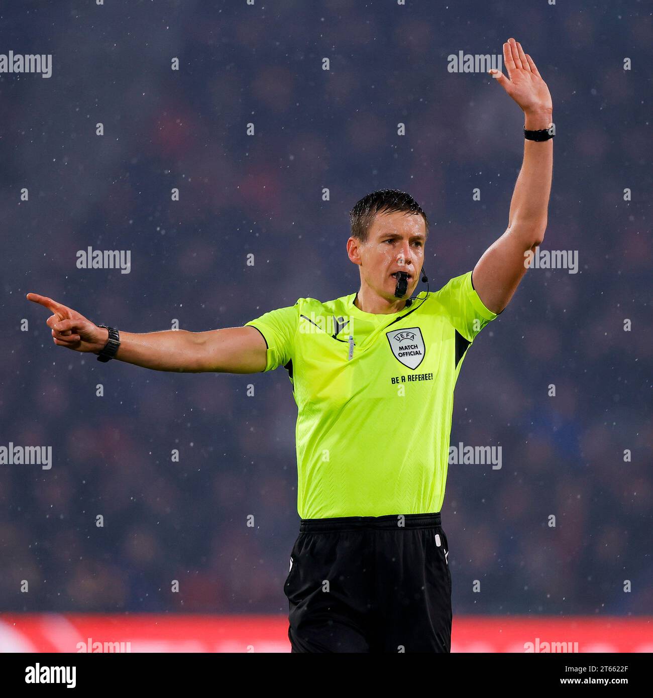 EINDHOVEN, PAYSBAS NOVEMBRE 8 l'arbitre Daniel Siebert se penche