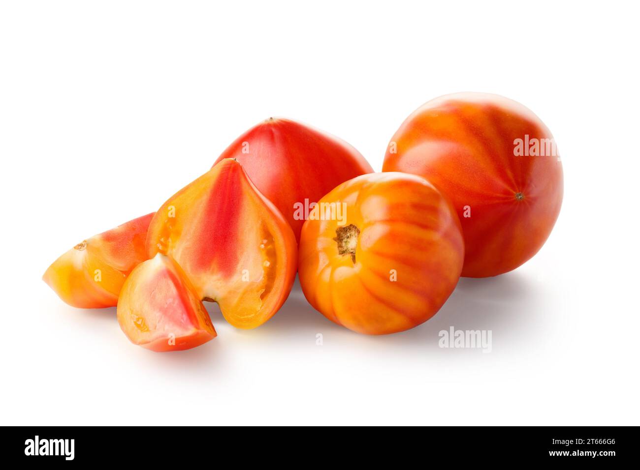 Tomates jaunes-rouges rayées biologiques entières et coupées isolées sur fond blanc, gros plan Banque D'Images
