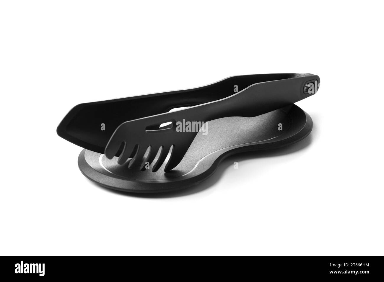 Pinces de cuisine noires démontables avec support éco-plastique. Ustensiles de cuisine pratiques pour préparer et servir des plats. Articles ménagers ergonomiques Banque D'Images