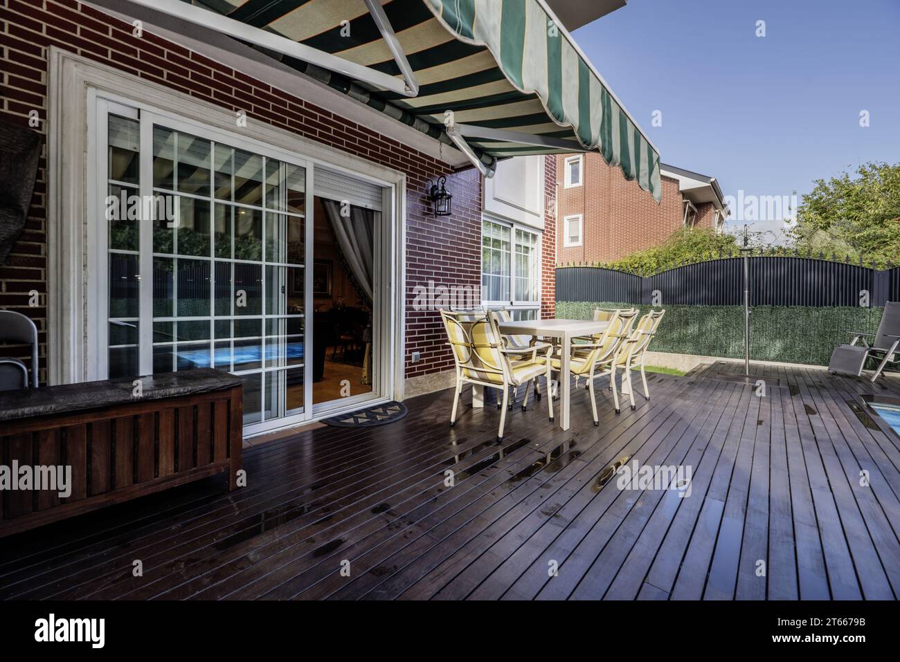 Terrasse avec piscine couverte de maison individuelle avec parquet en acacia et style français Banque D'Images