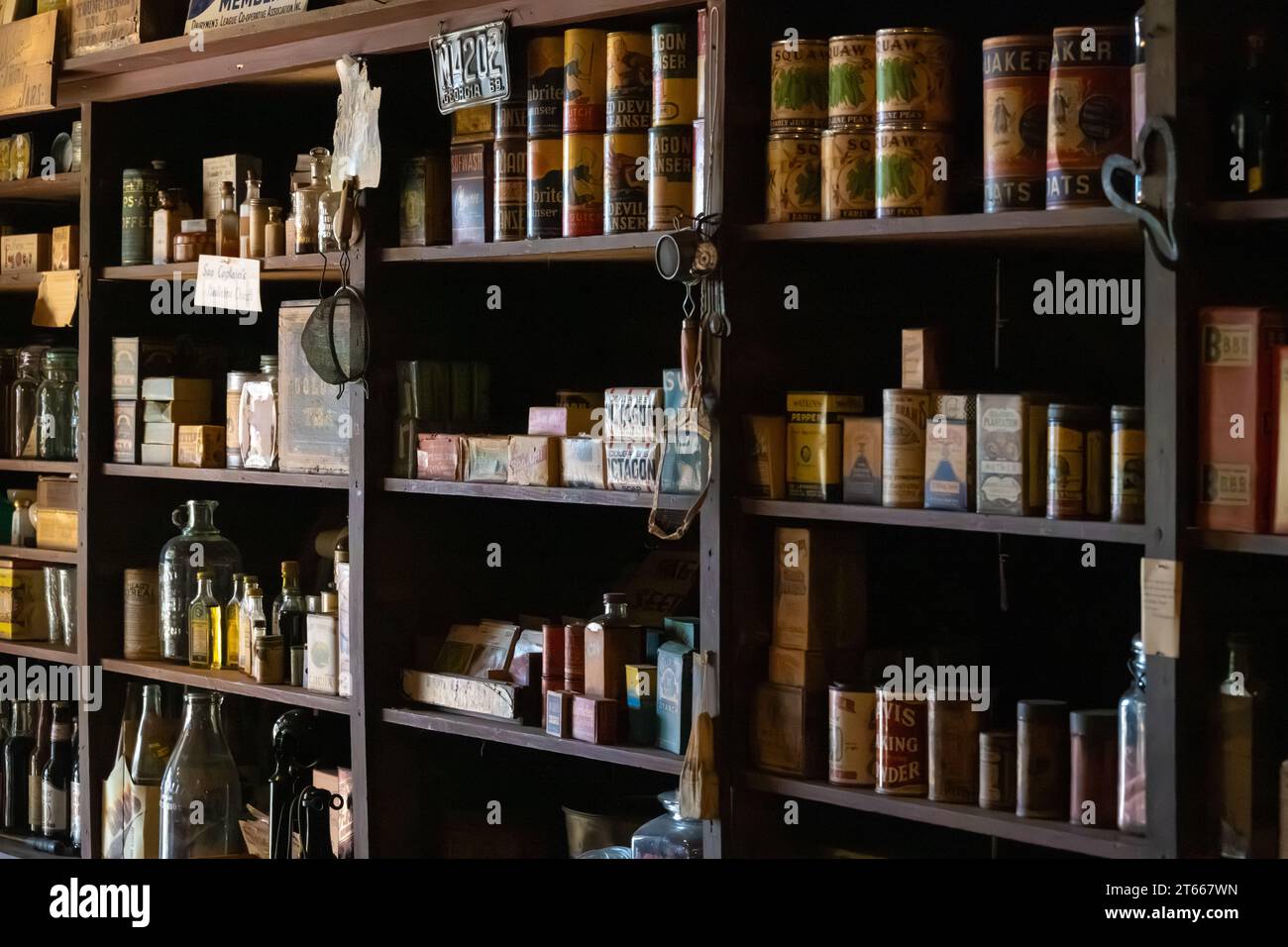 Fournitures de magasin général vintage de la section musée du 19e siècle Old Sautee Store à Sautee Nacoochee près de Helen, Géorgie. (ÉTATS-UNIS) Banque D'Images