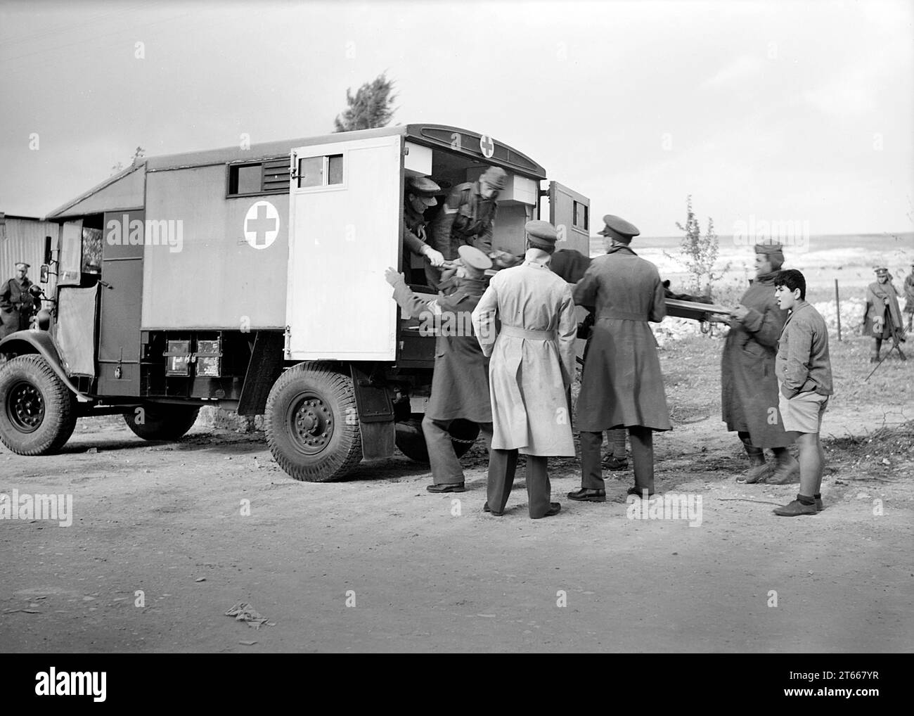 Prisonnier de guerre italien sur civière transporté dans une ambulance après son désentraînement à la gare de Wadi al-Sarar, Palestine mandataire, collection de photographies G. Eric et Edith Matson, 21 décembre 1940 Banque D'Images