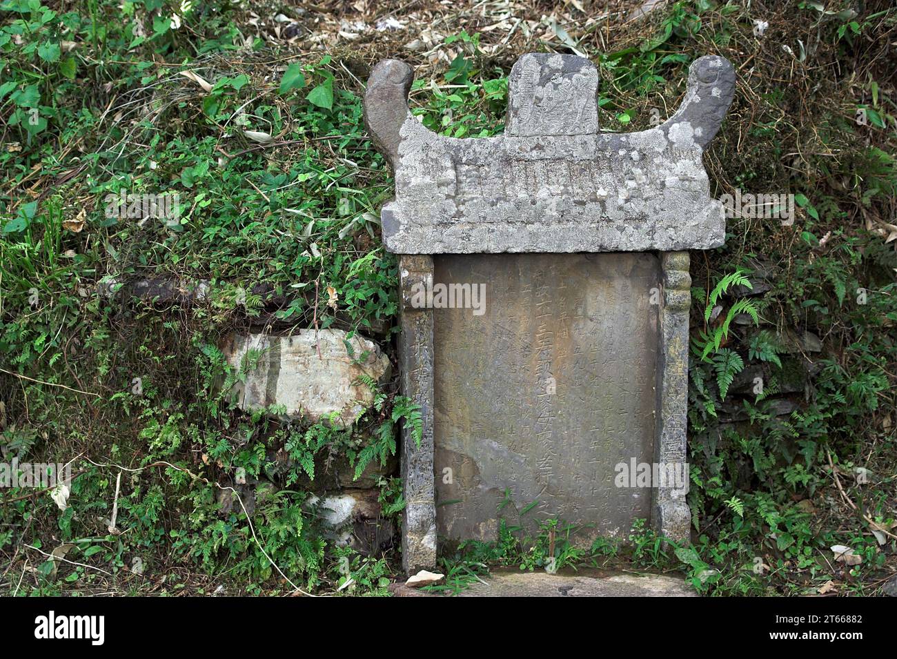 龙胜镇 (龙胜县?) 中國 Longsheng, Longji Ping'an Zhuang, Chine ; tombe traditionnelle chinoise dans le champ, Chinesisches traditionelles Grab auf dem Feld 在領域的中國傳統墳墓 Banque D'Images