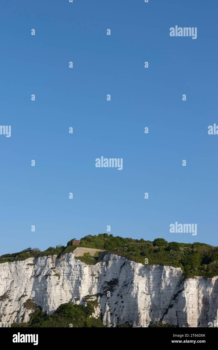 Ciel bleu au-dessus des falaises blanches de Douvres Banque D'Images