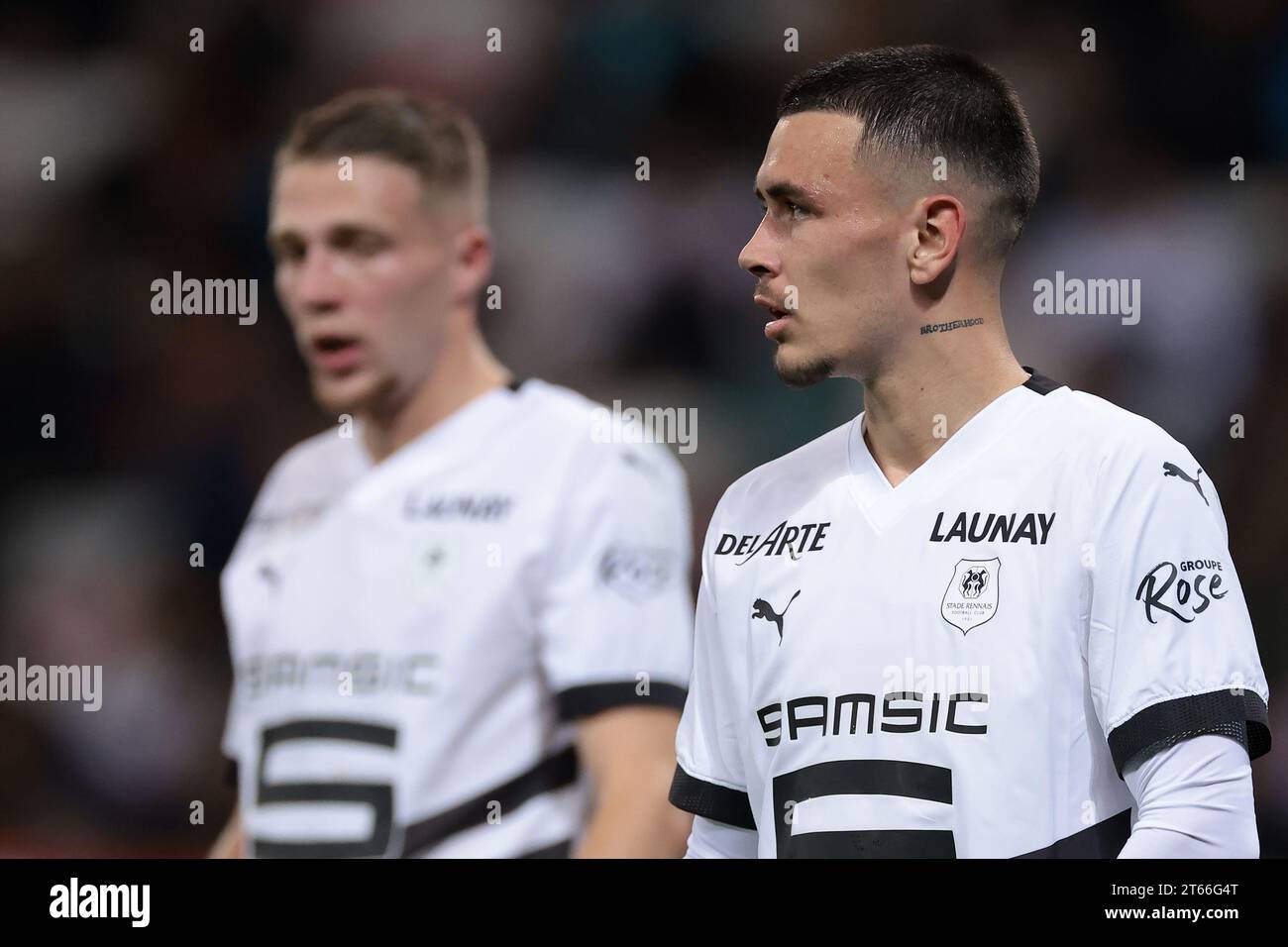Nice, France. 5 novembre 2023. Un tatouage lisant Brotherhood est vu sur le cou d'Enzo le Fee du Stade Rennais FC lors du match de Ligue 1 à l'Allianz Riviera Stadium, Nice. Le crédit photo devrait se lire : Jonathan Moscrop/Sportimage crédit : Sportimage Ltd/Alamy Live News Banque D'Images