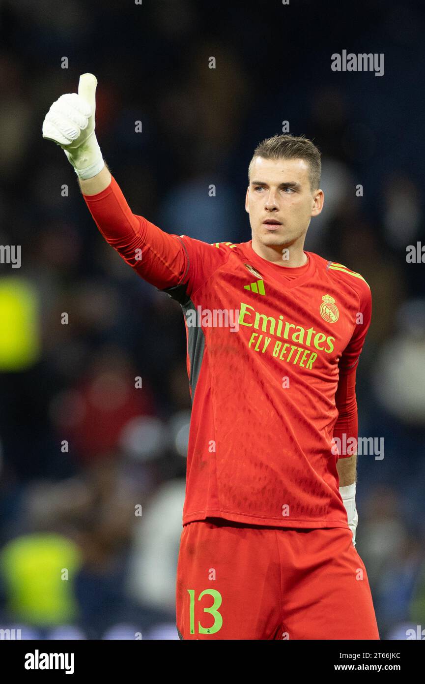 Madrid, Espagne. 8 novembre 2023. Le gardien du Real Madrid Andriy Lunin célèbre la victoire après le match du groupe C de l'UEFA Champions League opposant le Real Madrid au SC Braga à Madrid, Espagne, le 8 novembre 2023. Crédit : Meng Dingbo/Xinhua/Alamy Live News Banque D'Images