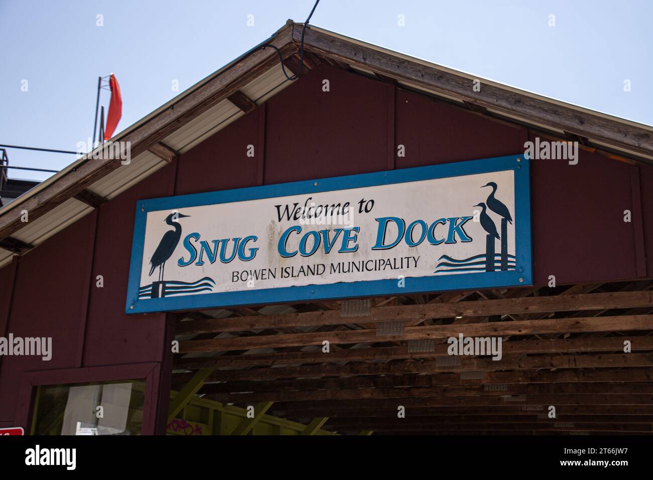 Panneau “Bienvenue à Snug Cove Dock” vu dans Snug Cove public Dock. Snug Cove est une communauté située sur la côte est de Bowen Island, en Colombie-Britannique, en face de Horseshoe Bay Banque D'Images