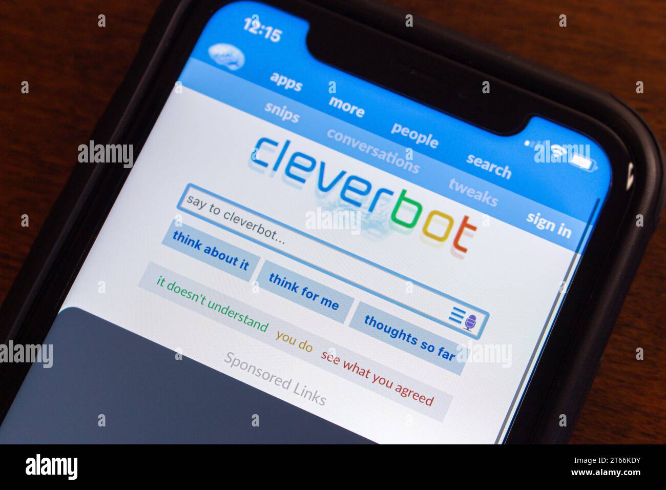 Vancouver, CANADA - octobre 16 2023 : site web de Cleverbot, application web de chatterbot d'IA créée par Rollo Carpenter, scientifique britannique en IA, vue sur iPhone. Banque D'Images