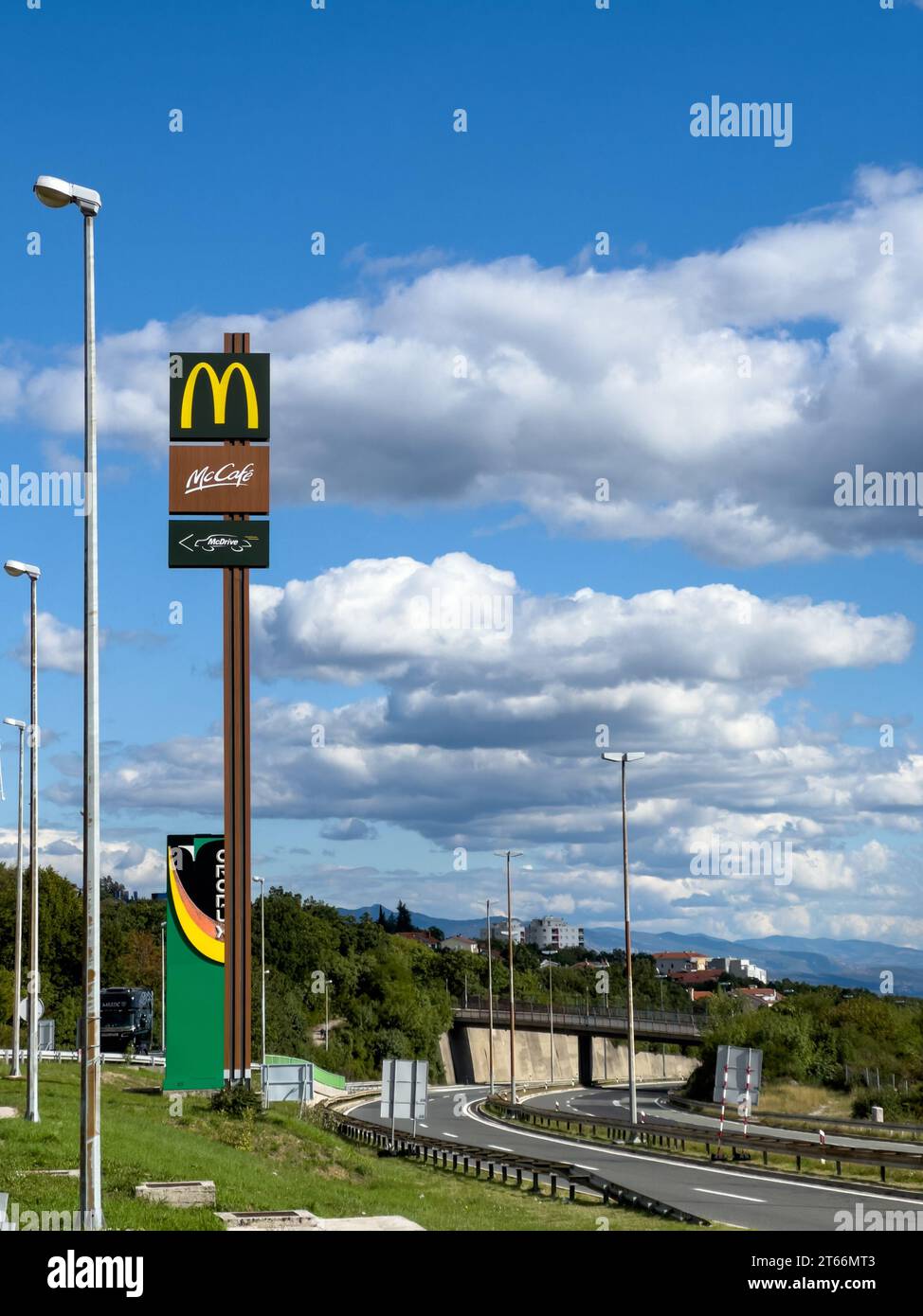 Rome, Italie - 09 août 2023 : logo McDonalds sur un poteau près de l'autoroute dans les montagnes Banque D'Images