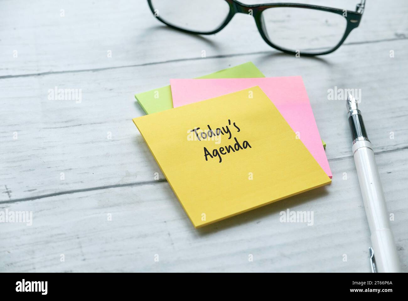 Vue de dessus du stylo et bloc-notes coloré écrit avec l'Agenda d'aujourd'hui sur fond en bois avec espace de copie Banque D'Images