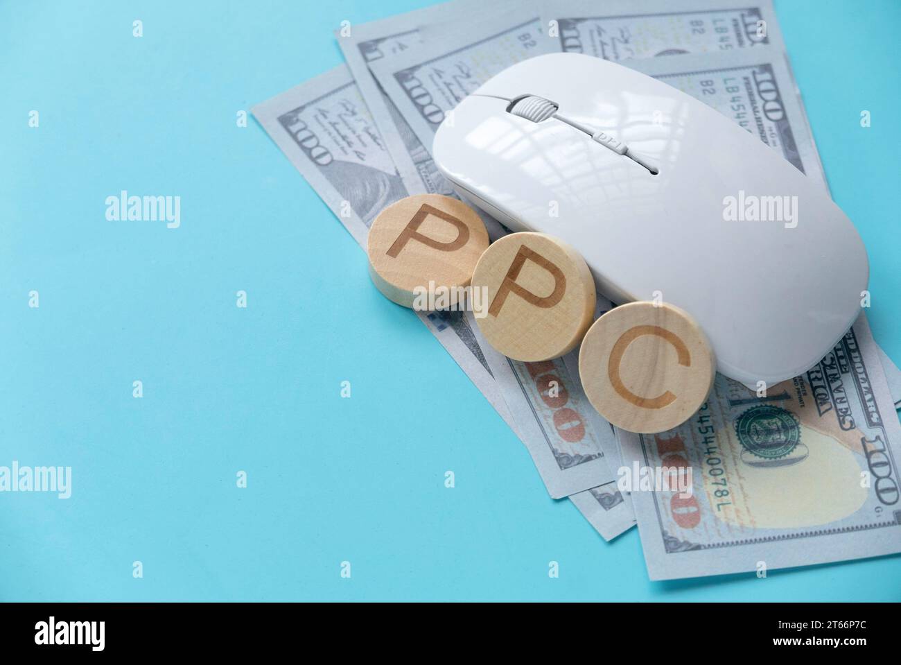 Concept de paiement par clic. Souris d'ordinateur sur un dollar argent comptant. Banque D'Images