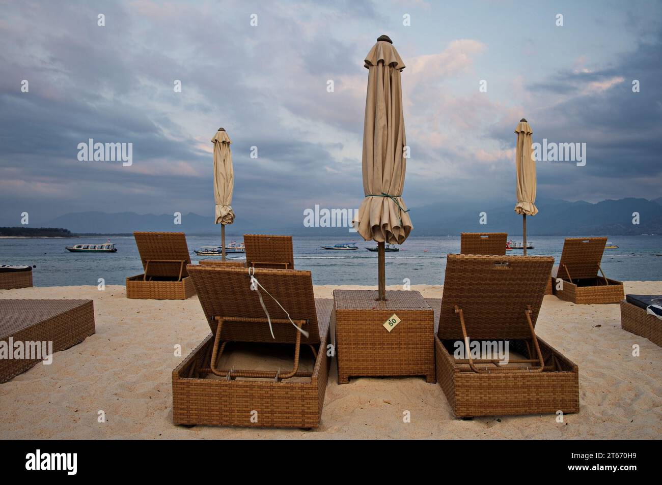 Chaises en osier et table sur la plage de sable en Indonésie Banque D'Images
