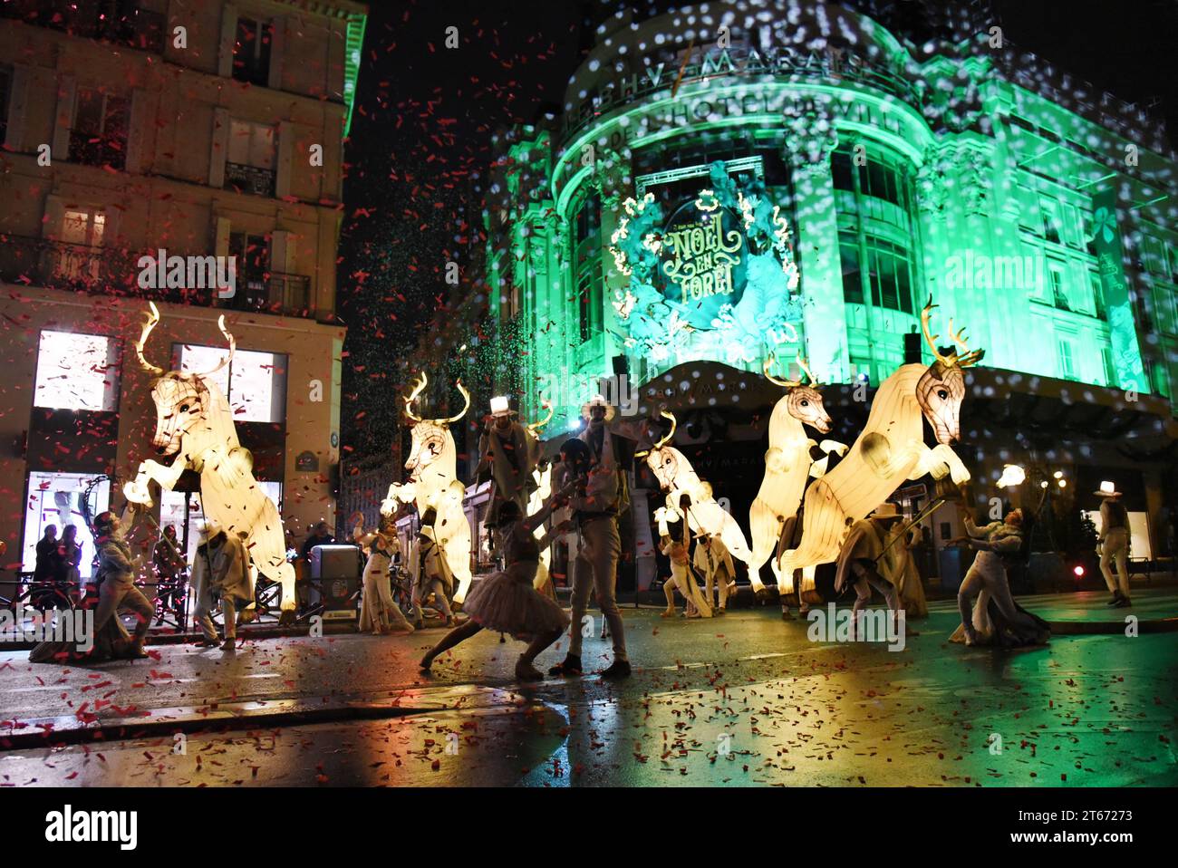 Paris, France. 08 novembre 2023. BHV Marais célèbre la Parade de Noël 'Noel en Foret' rue de Rivoli devant l'Hôtel de ville, à Paris, France le 8 novembre 2023 photo de Alain Apaydin/ABACAPRESS.COM illuminations de Noël BHV Marais Credit : Abaca Press/Alamy Live News Banque D'Images