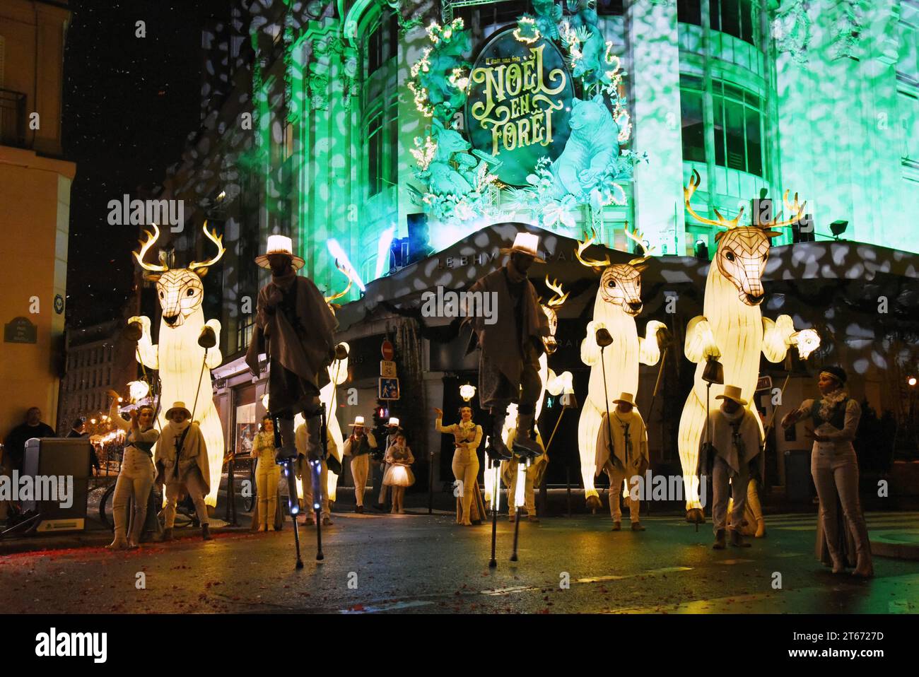 Paris, France. 08 novembre 2023. BHV Marais célèbre la Parade de Noël 'Noel en Foret' rue de Rivoli devant l'Hôtel de ville, à Paris, France le 8 novembre 2023 photo de Alain Apaydin/ABACAPRESS.COM illuminations de Noël BHV Marais Credit : Abaca Press/Alamy Live News Banque D'Images