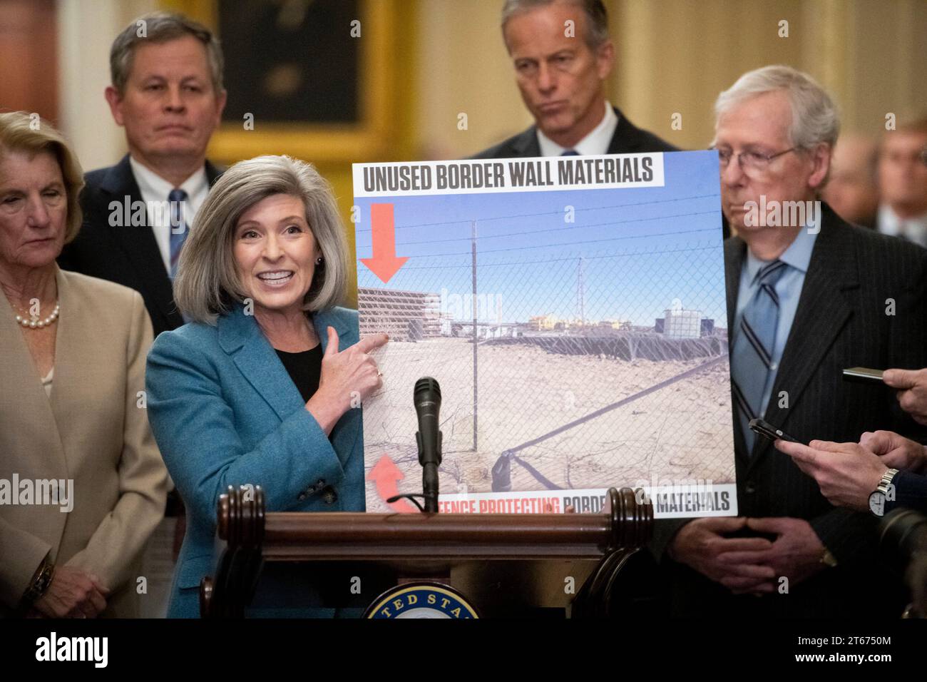 Washington, États-Unis. 08 novembre 2023. Le sénateur américain Joni Ernst (Républicain de l'Iowa) prononce une allocution après le déjeuner politique républicain du Sénat, au Capitole des États-Unis à Washington, DC, États-Unis, mardi 7 novembre, 2023. photo de Rod Lamkey/CNP/ABACAPRESS.COM crédit : Abaca Press/Alamy Live News Banque D'Images