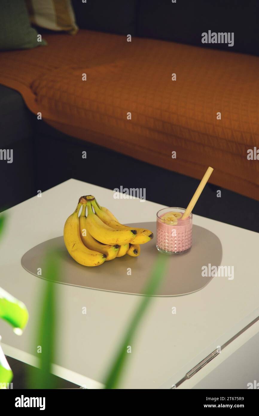 Bananes à côté de smoothies sur la table. Concept Fruitarisme. Banque D'Images