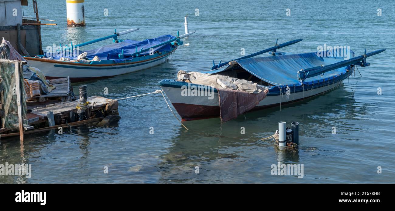Petits bateaux de pêche grecs traditionnels en bois. Banque D'Images