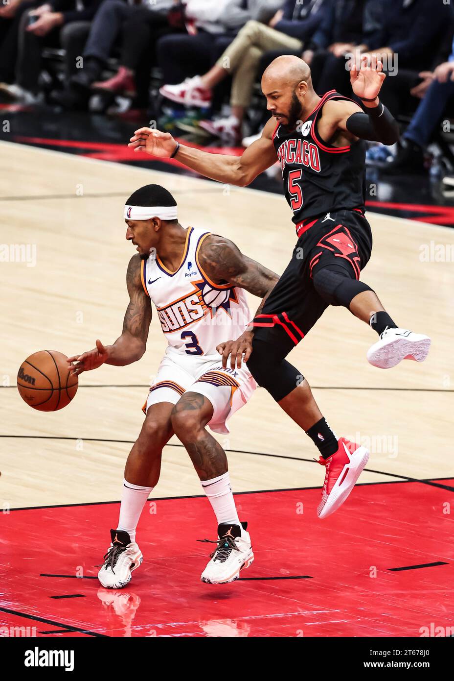 Chicago, États-Unis. 8 novembre 2023. Bradley Beal, gardien des Phoenix Suns (à gauche), vole le ballon au gardien des Chicago Bulls Jevon carter lors du match de basket-ball NBA entre les Phoenix Suns et les Chicago Bulls à Chicago, aux États-Unis, le 8 novembre 2023. Crédit : Joel Lerner/Xinhua/Alamy Live News Banque D'Images