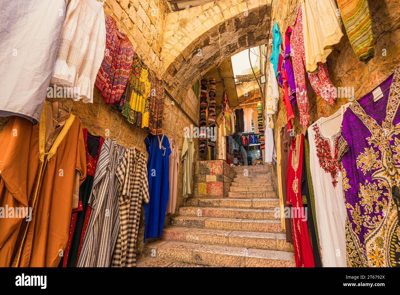 Jérusalem, Israël. 22 septembre 2023. Vue sur une ruelle avec des marches, une arche en pierre et des vêtements accrochés aux murs dans le quartier arménien de la vieille ville Banque D'Images