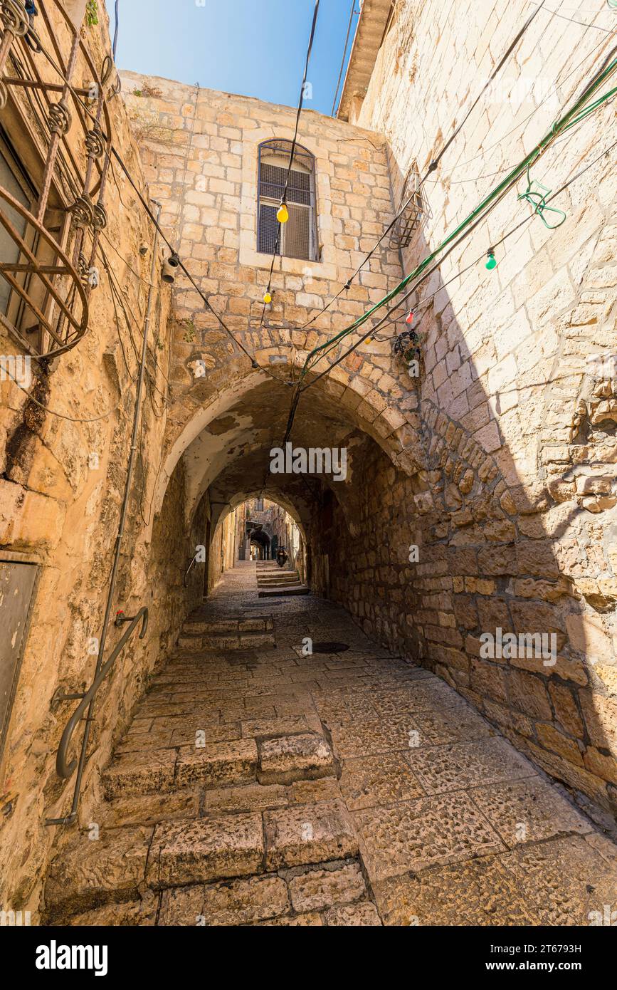 Vue verticale d'une ruelle pittoresque avec une arche pointue dans le quartier musulman de la vieille ville de Jérusalem Banque D'Images