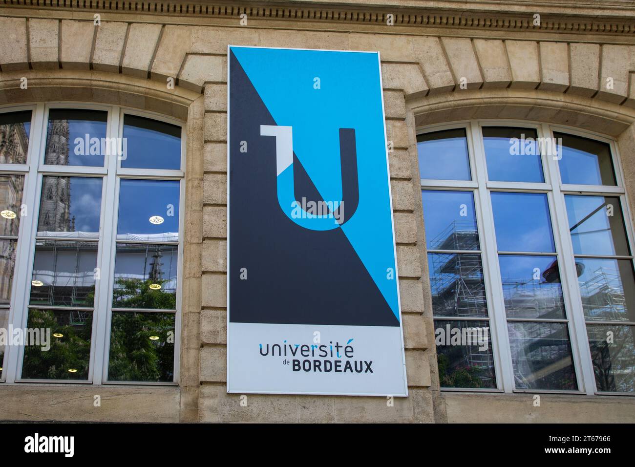 Bordeaux , France - 11 04 2023 : logo de l'Université de Bordeaux marque et texte de signe façade avant bâtiment historique Faculté de droit et de sciences politiques in Banque D'Images