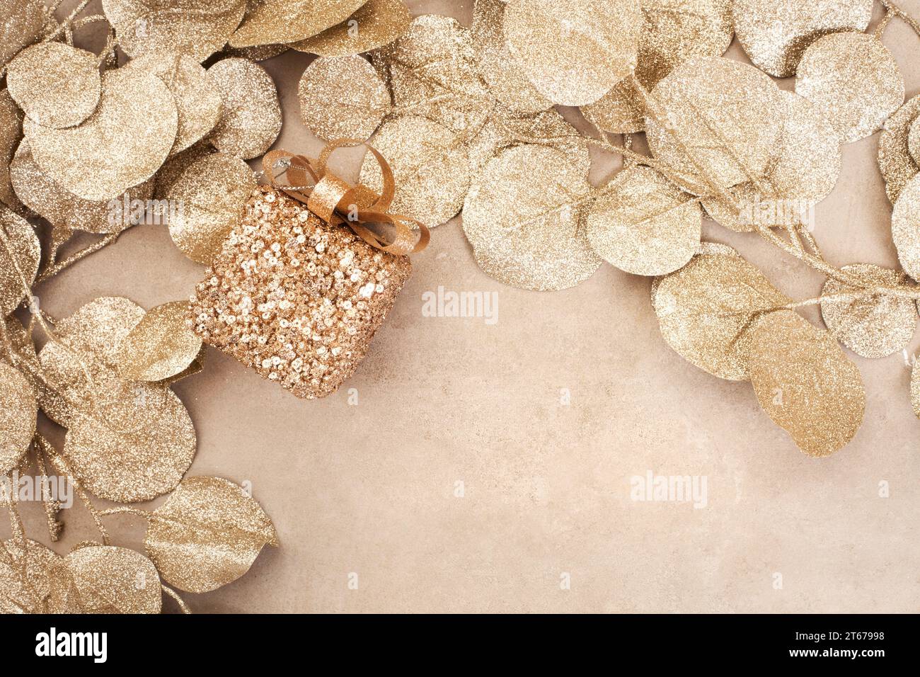 Fond de fête étincelant, feuilles d'or chatoyantes et ornements Banque D'Images