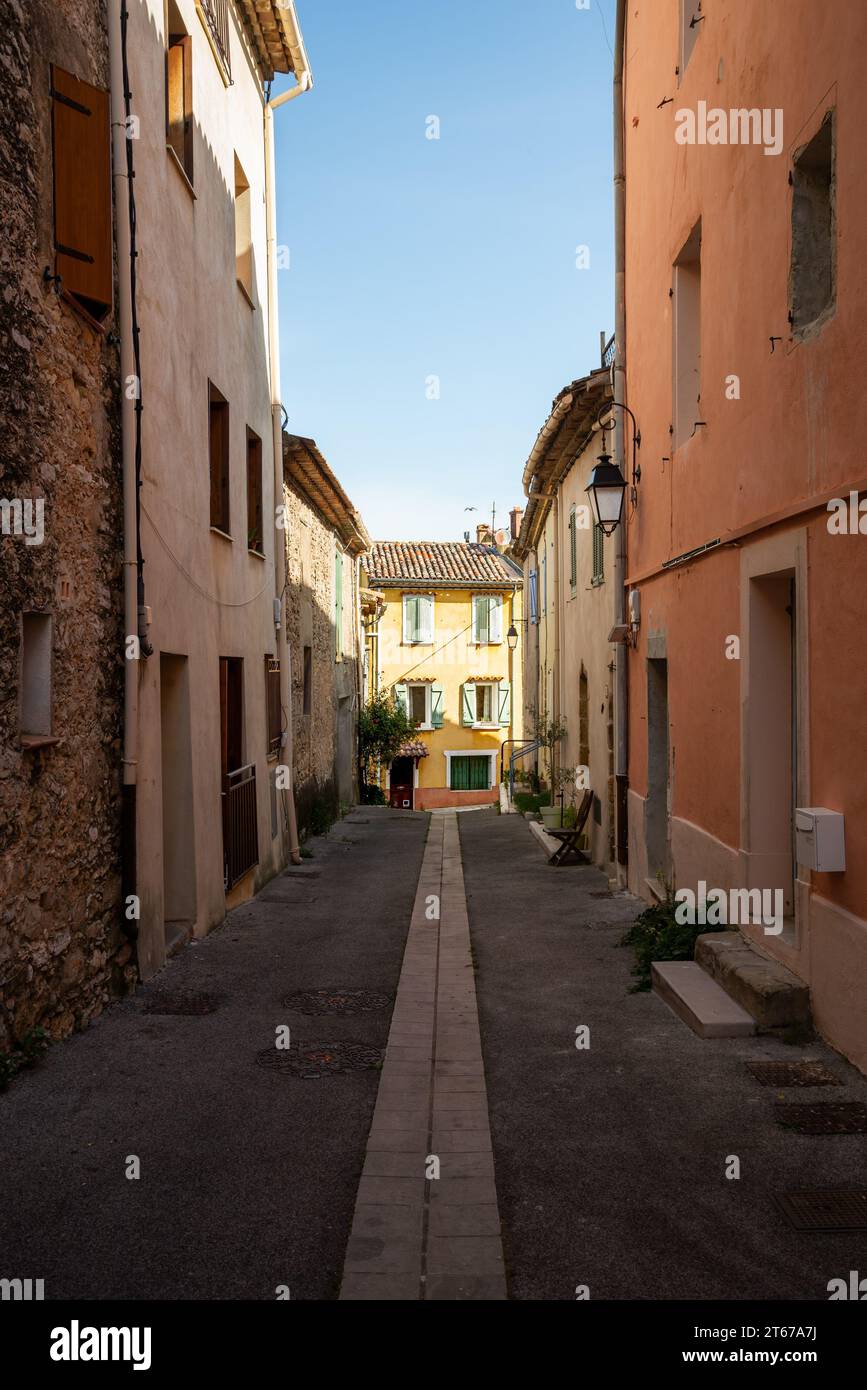 Une rue de Néoules dans le département du Var dans la région Provence Alpes Côte d'Azur en France. Banque D'Images
