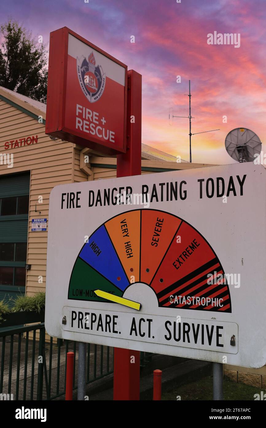 Bundanoon, Nouvelle-Galles du Sud, Australie, 06012022 : panneau d'évaluation du danger d'incendie à l'extérieur de la caserne de pompiers de Bundanoon. Banque D'Images