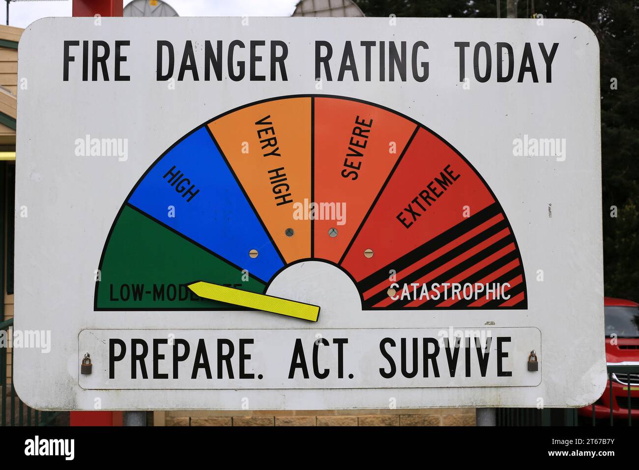 Panneau d'évaluation du danger d'incendie de brousse à l'extérieur de la caserne de pompiers de Bundanoon dans le pays d'Australie. Banque D'Images