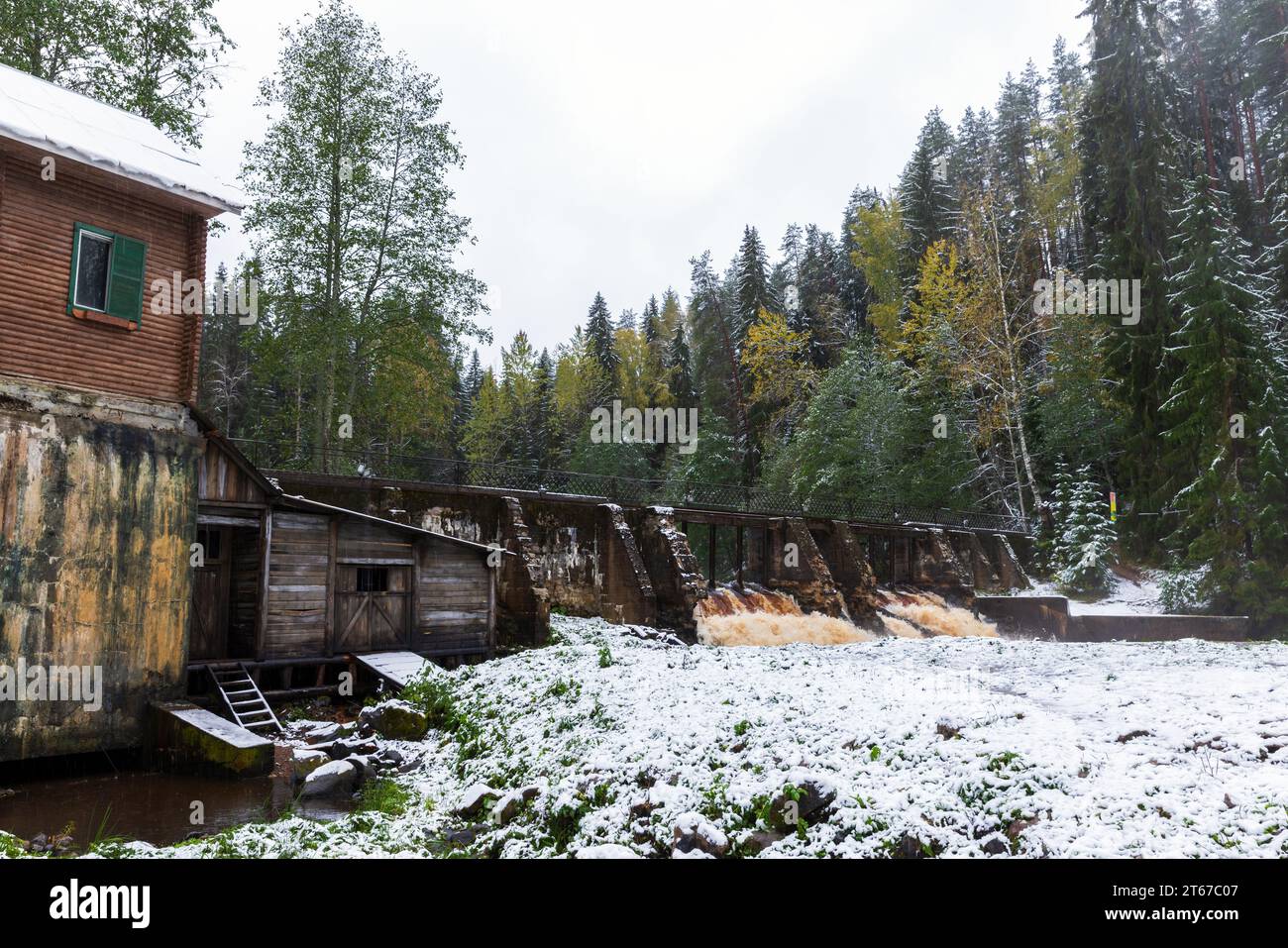 Paysage d'automne avec l'ancienne centrale hydroélectrique finlandaise à la rivière Volchya. Centrale hydroélectrique de Sosnovskaya. Sosnovo, oblast de Leningrad, Russie Banque D'Images