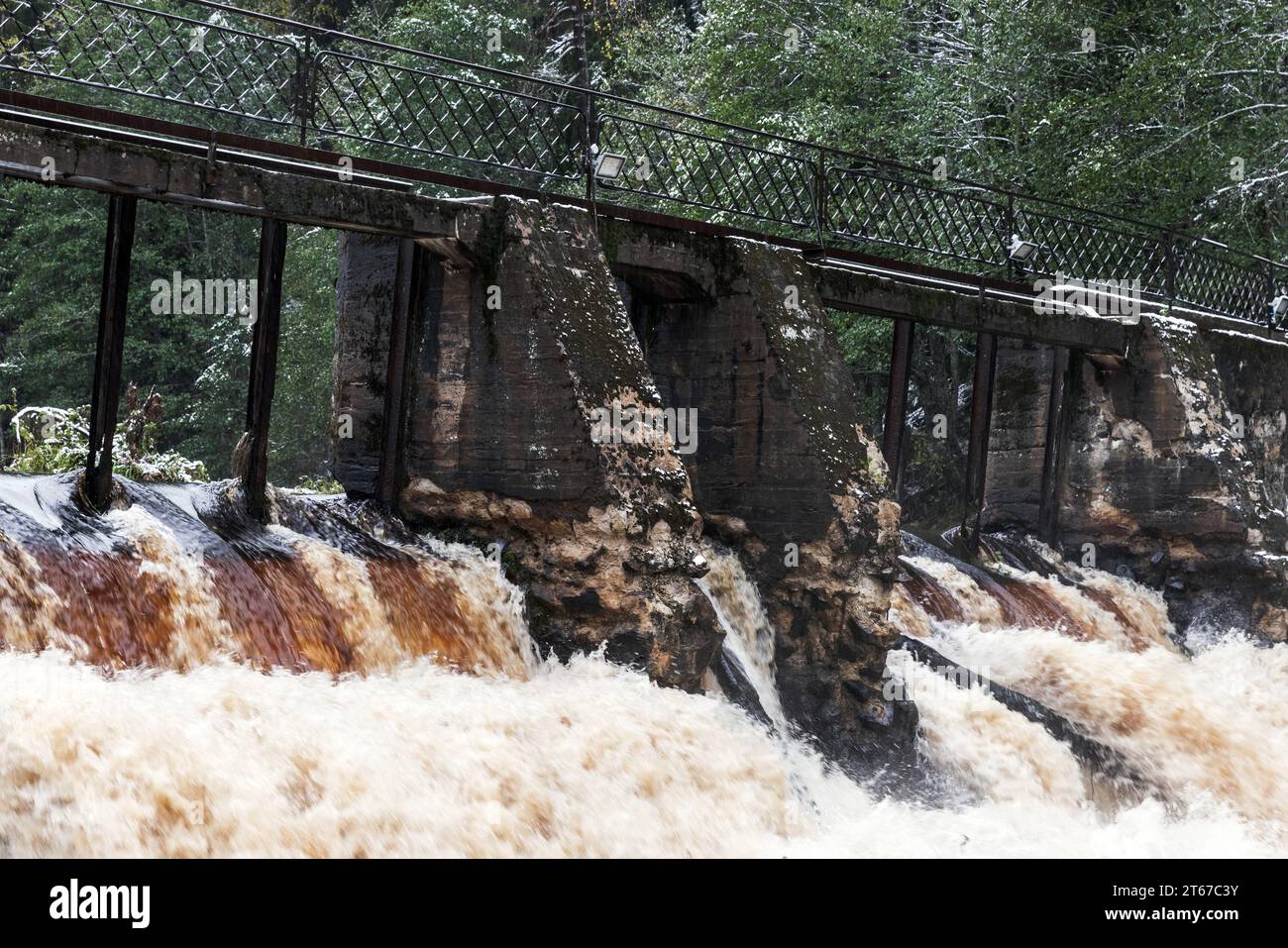 Barrage de l'ancienne centrale hydroélectrique finlandaise sur la rivière Volchya. Centrale hydroélectrique de Sosnovskaya. Sosnovo, oblast de Leningrad, Russie Banque D'Images