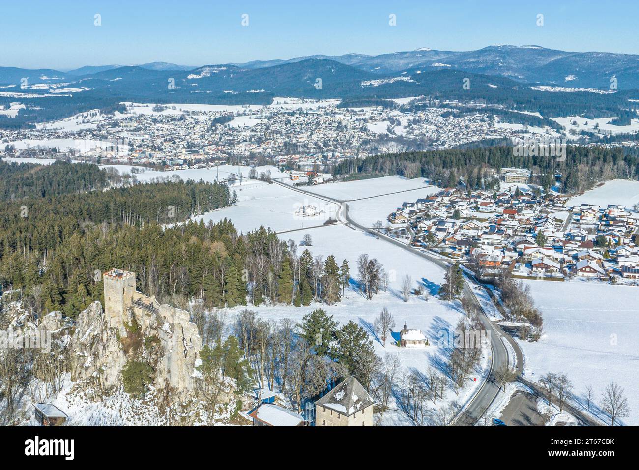 Vue aérienne sur la belle nature hivernale autour du vieux château de Weissenstein près de la ville de Regen en Basse-Bavière Banque D'Images