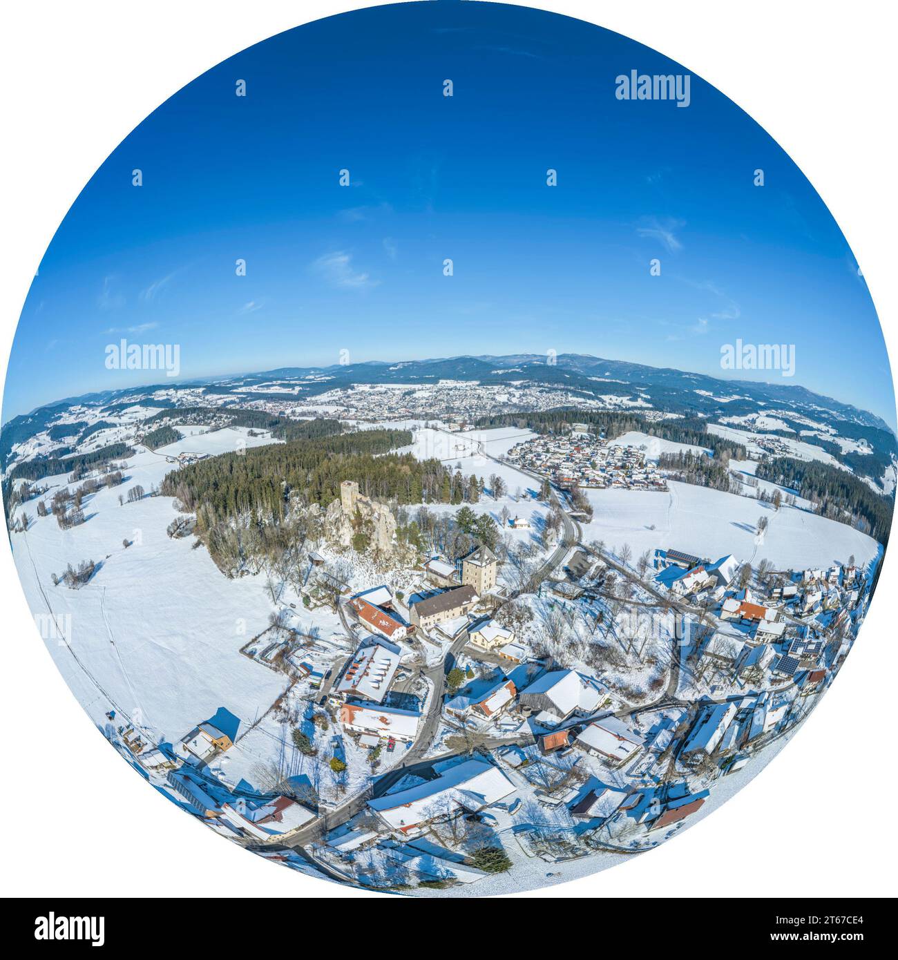 Vue aérienne sur la belle nature hivernale autour du vieux château de Weissenstein près de la ville de Regen en Basse-Bavière Banque D'Images