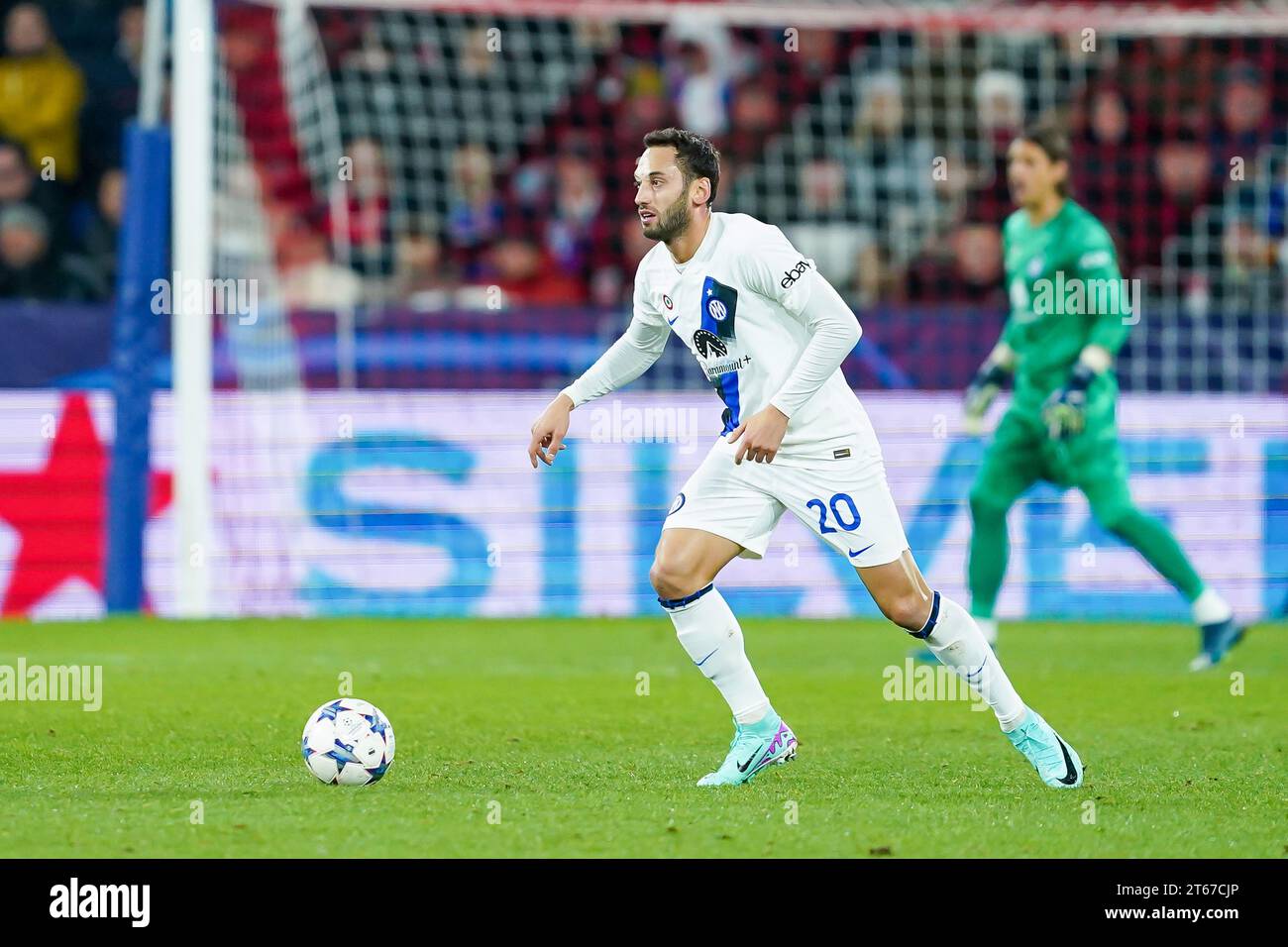 Salzbourg, Autriche. 08 novembre 2022. Salzbourg, Autriche, le 8 novembre 2023 : Hakan Calhanoflu (20 Inter) participe au match de football du Groupe D de l'UEFA Champions League entre le RB Salzbourg et l'Inter au Red Bull Arena de Salzbourg, en Autriche. (Daniela Porcelli/SPP) crédit : SPP Sport Press photo. /Alamy Live News Banque D'Images