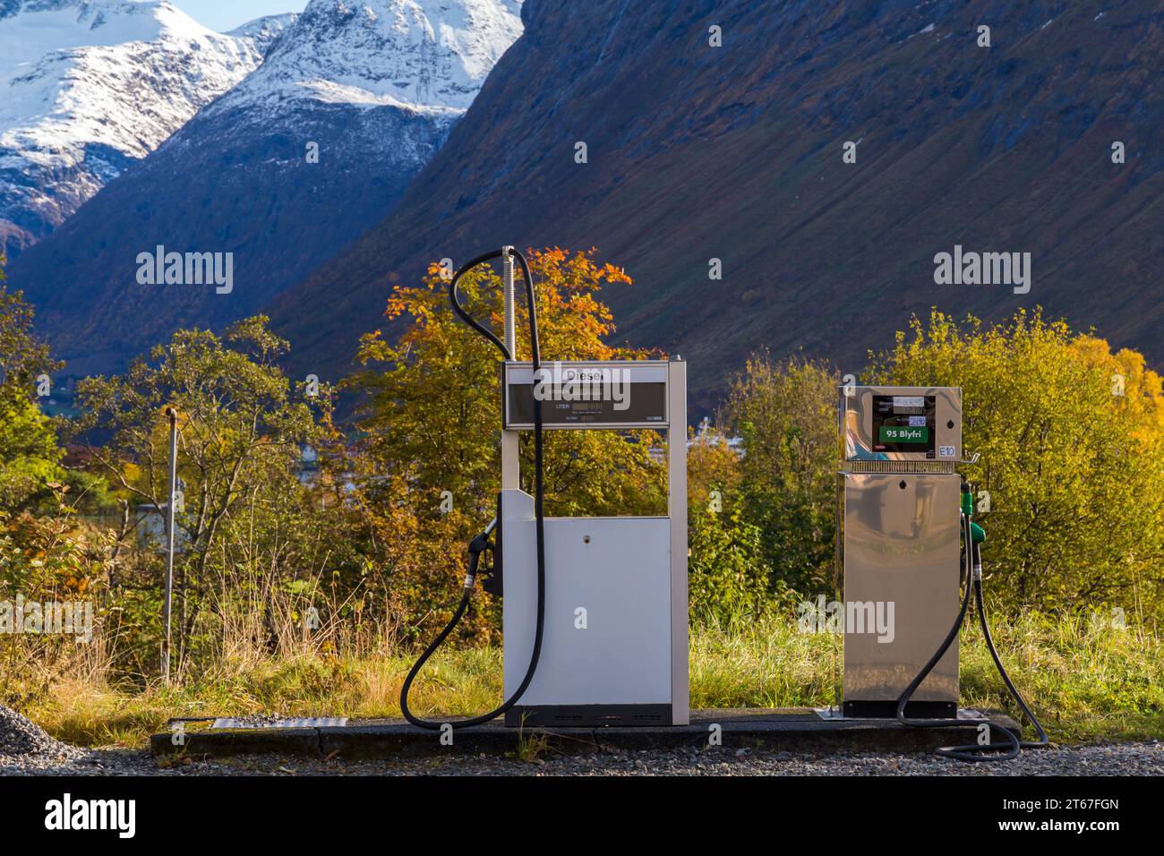 Pompes à essence, pompe diesel, dans un cadre magnifique à Urke, Norvège, Scandinavie, Europe en octobre Banque D'Images