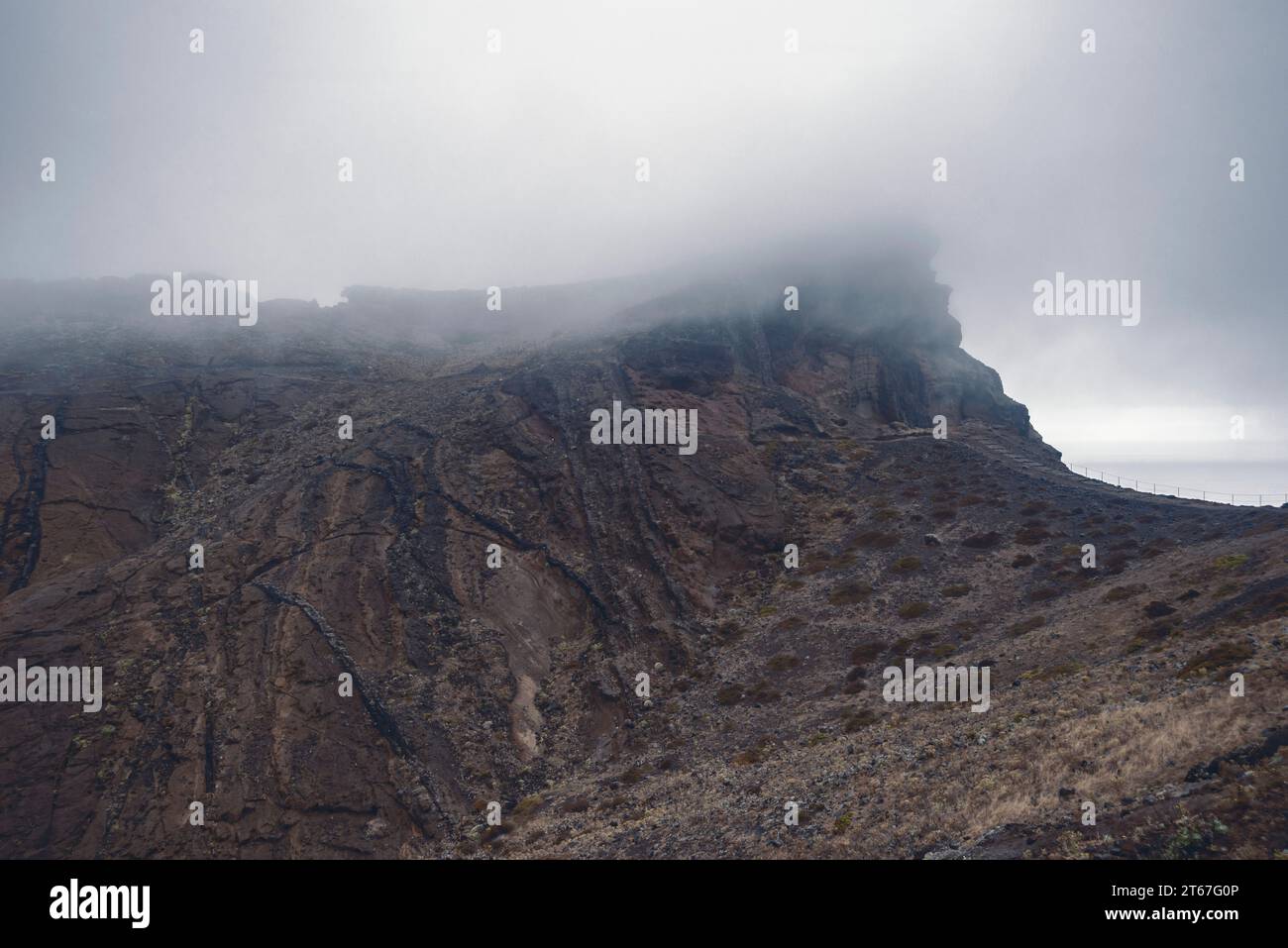 Paysage de montagne brumeux de l'île de Madère au crépuscule Banque D'Images