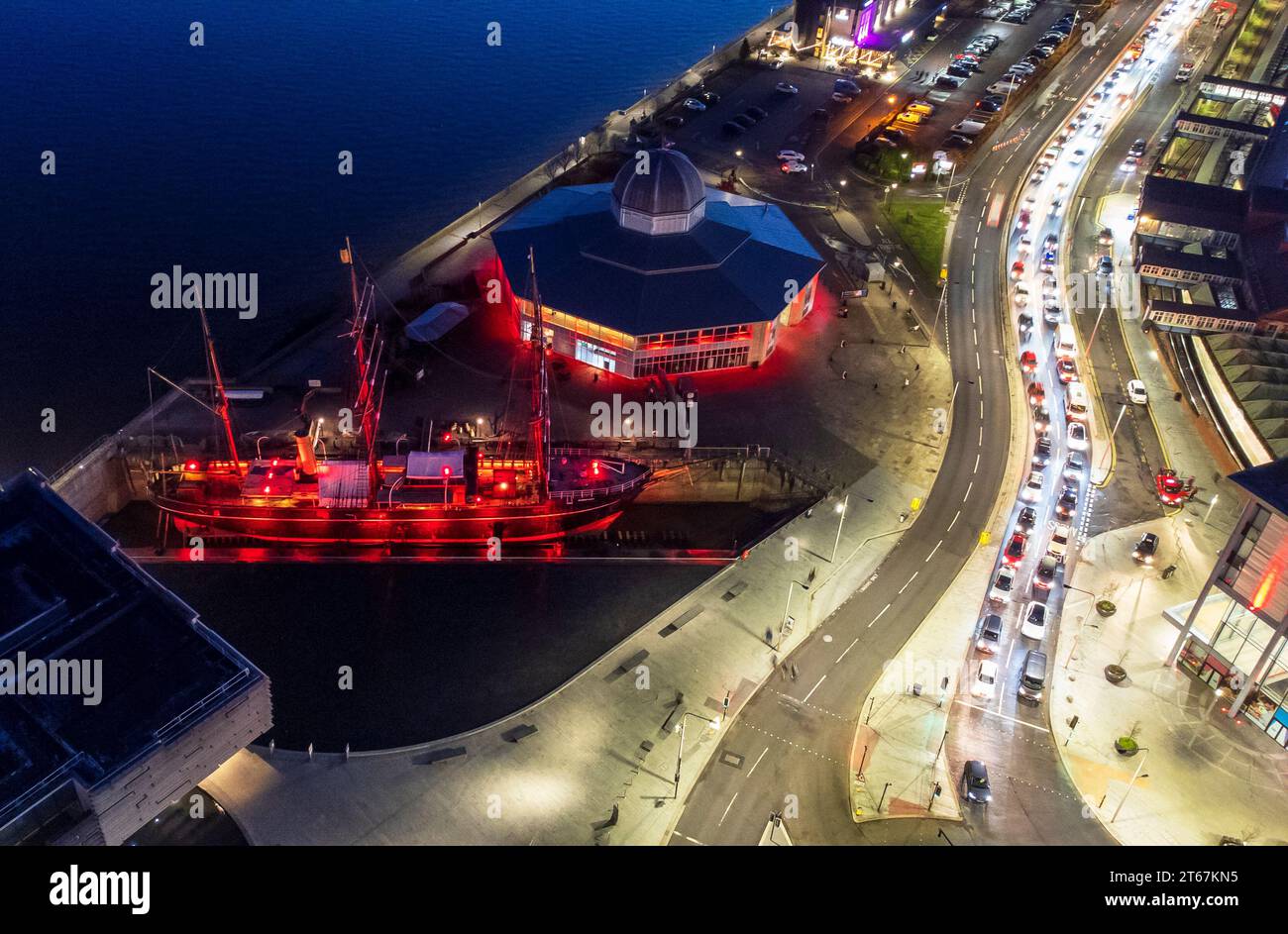 Le RRS Discovery et le Discovery point à Dundee sont illuminés en lumière rouge pour la campagne Light Up Red avant le jour de l'armistice en soutien à l'appel du coquelicot écossais de 2023. Date de la photo : mercredi 8 novembre 2023. Banque D'Images