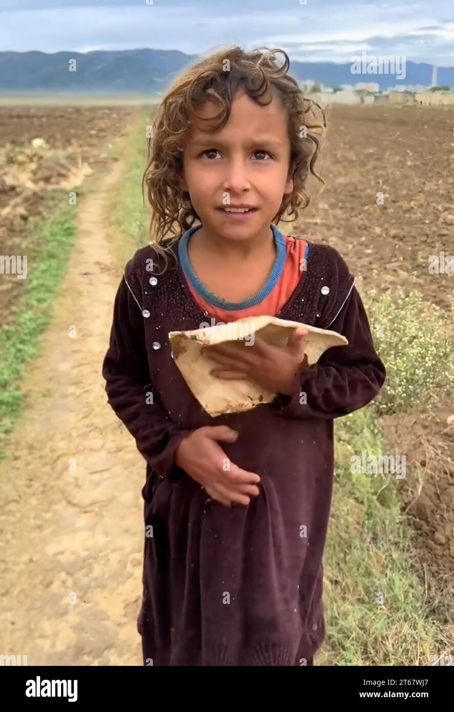 Très pauvre fille afghane Banque D'Images