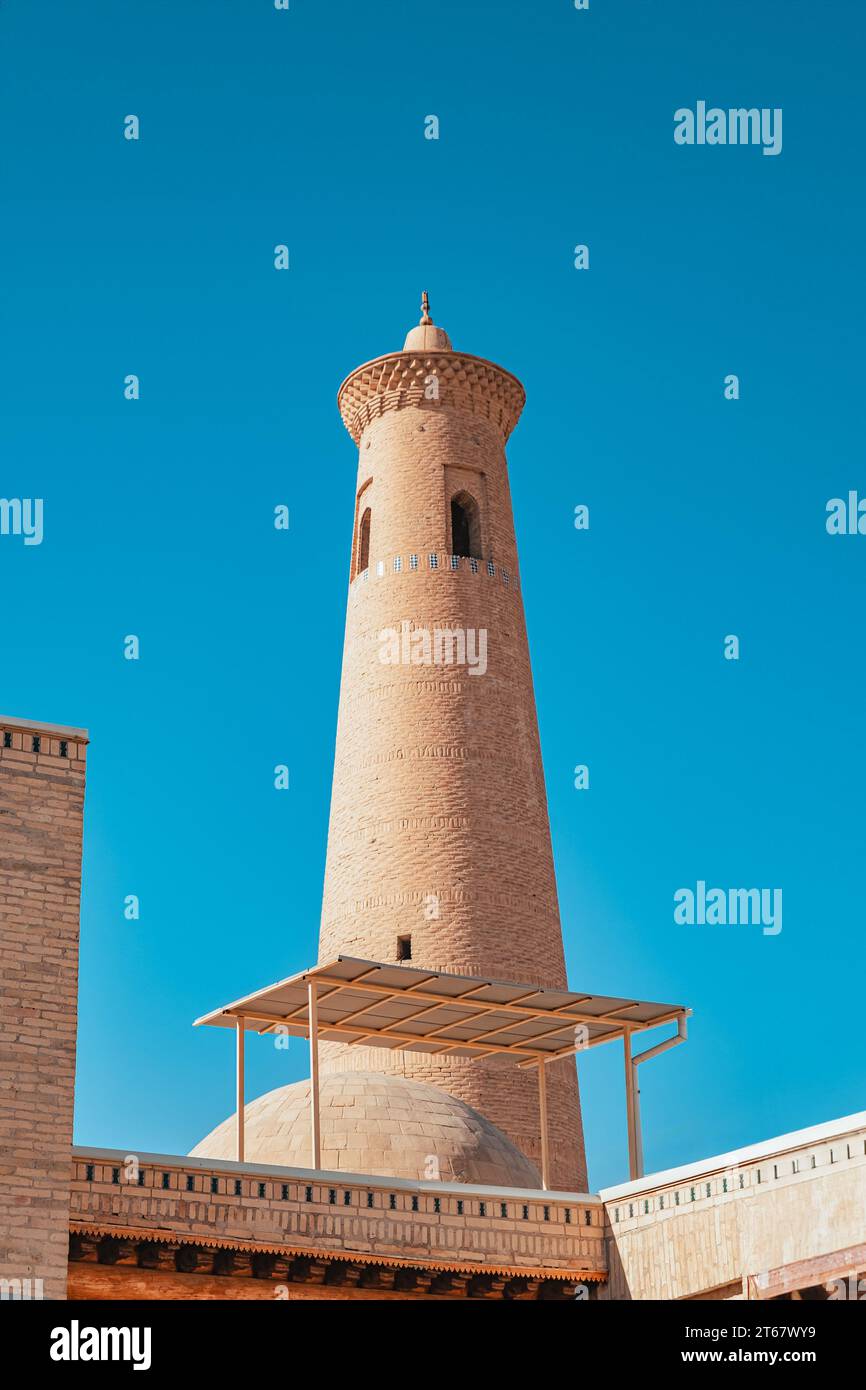 Gros plan d'un minaret sous un ciel bleu, Ouzbékistan, Asie centrale Banque D'Images