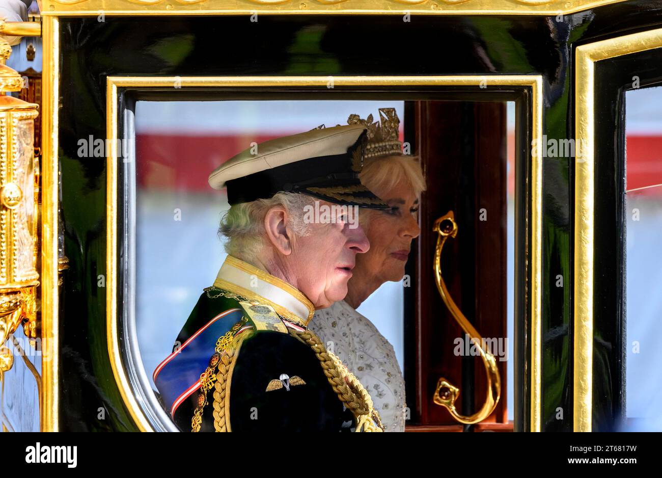 Le roi Charles III et la reine Camilla arrivant au Parlement dans le Diamond Jubilee State Coach pour son premier discours du roi lors de sa première ouverture d'État o Banque D'Images