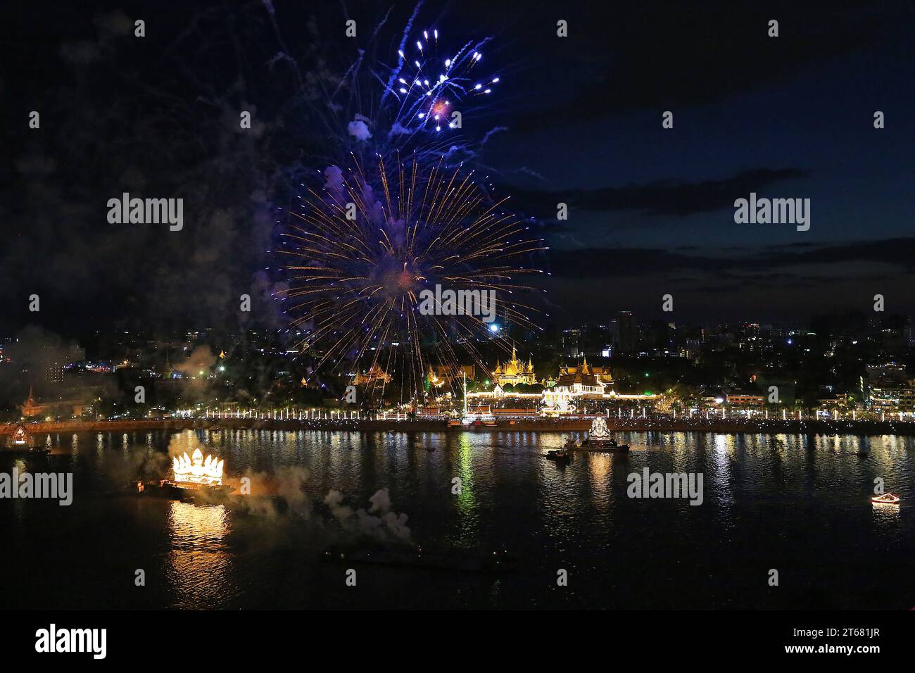 Vue aérienne des feux d'artifice explosant au-dessus de la rivière Tonle SAP, des péniches illuminées et du Palais Royal pour célébrer le Festival de l'eau Khmer, Phnom Penh, Cambodge Banque D'Images