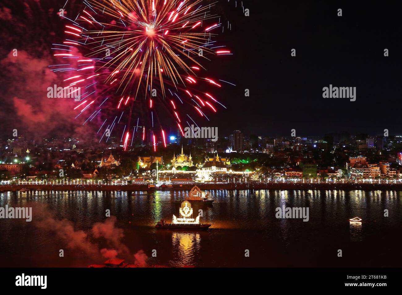 Vue aérienne des feux d'artifice explosant au-dessus de la rivière Tonle SAP, des péniches illuminées et du Palais Royal pour célébrer le Festival de l'eau Khmer, Phnom Penh, Cambodge Banque D'Images