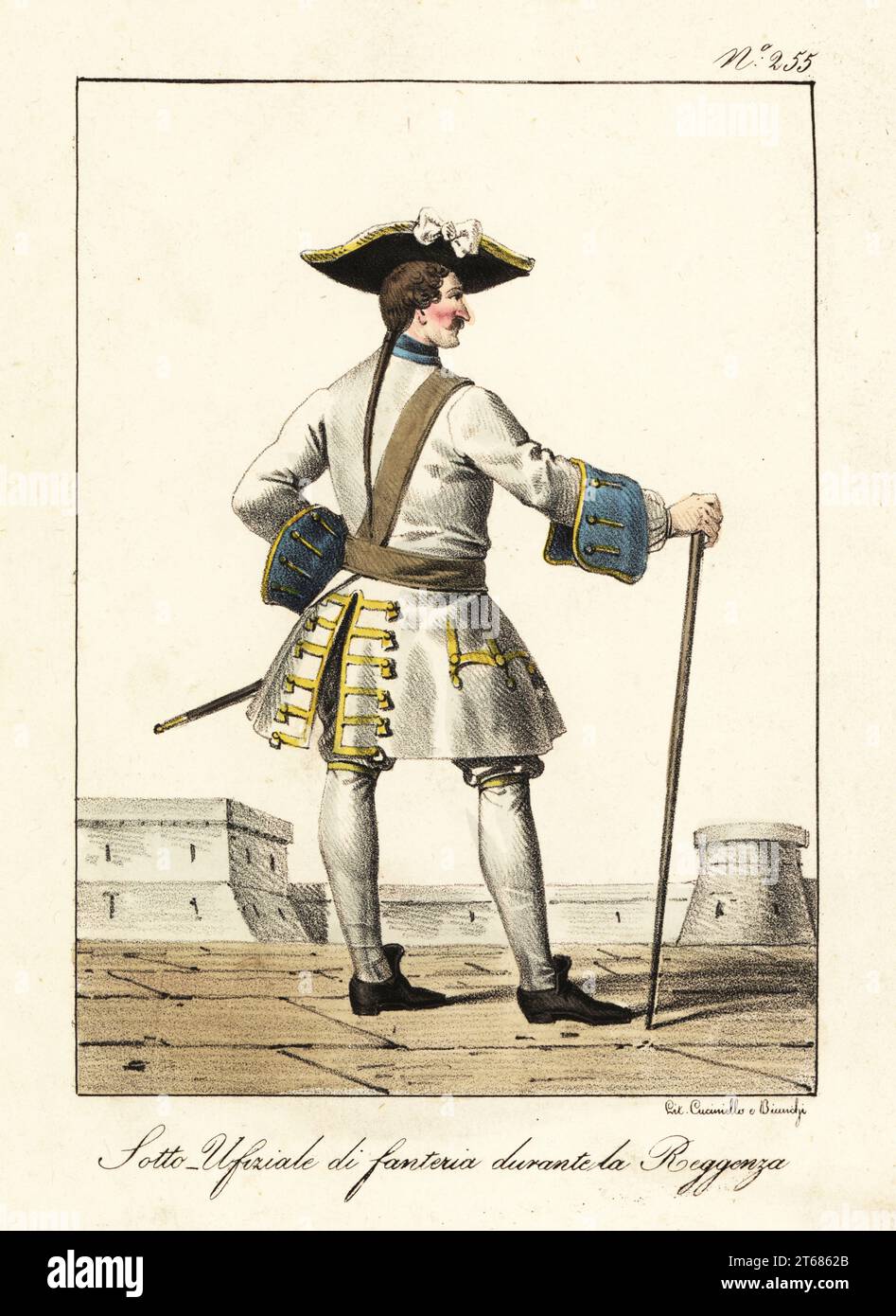 Officier en uniforme de l'infanterie française pendant la régence de Philippe II, duc d'Orléans, 1715-1723. Sous-officier d'infanterie, pendentif le Régence. Lithographie coloriée à la main de Lorenzo Bianchi et Domenico Cuciniello d'après Hippolyte Lecomte de Costumi civili e militari della monarchia francese dal 1200 al 1820, Naples, 1825. Édition italienne des costumes civils et militaires Lecomtes de la monarchie française de 1200 à 1820. Banque D'Images