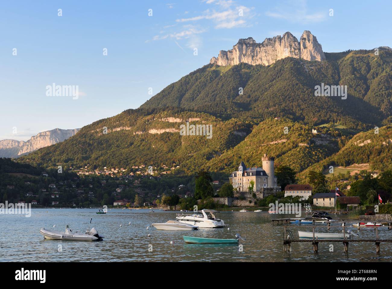 Les dents de Lanfon affleurent & le pic de la Tournette dans le massif des bornes au-dessus de Talloires & Duingt sur le lac d'Annecy haute-Savoie Alpes françaises France Banque D'Images