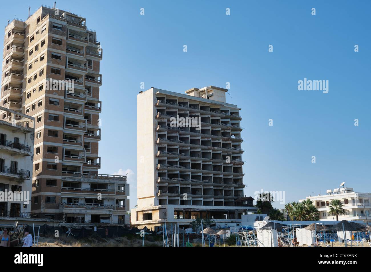 Bâtiment d'hôtel détruit sur Palm Beach à Famagouste, intact depuis l'invasion turque de Chypre en 1974 Banque D'Images