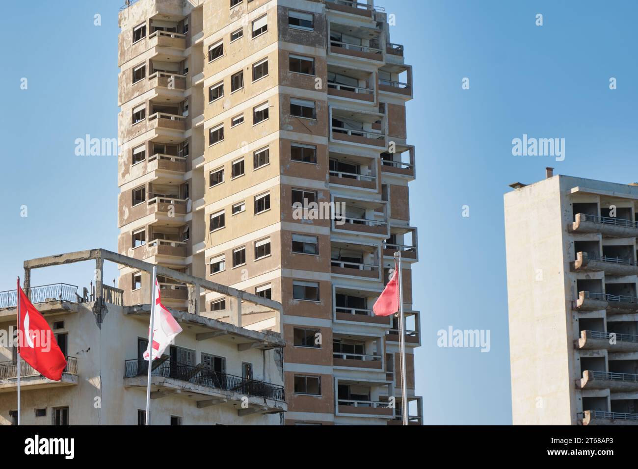 Bâtiment d'hôtel détruit sur Palm Beach à Famagouste, intact depuis l'invasion turque de Chypre en 1974 Banque D'Images